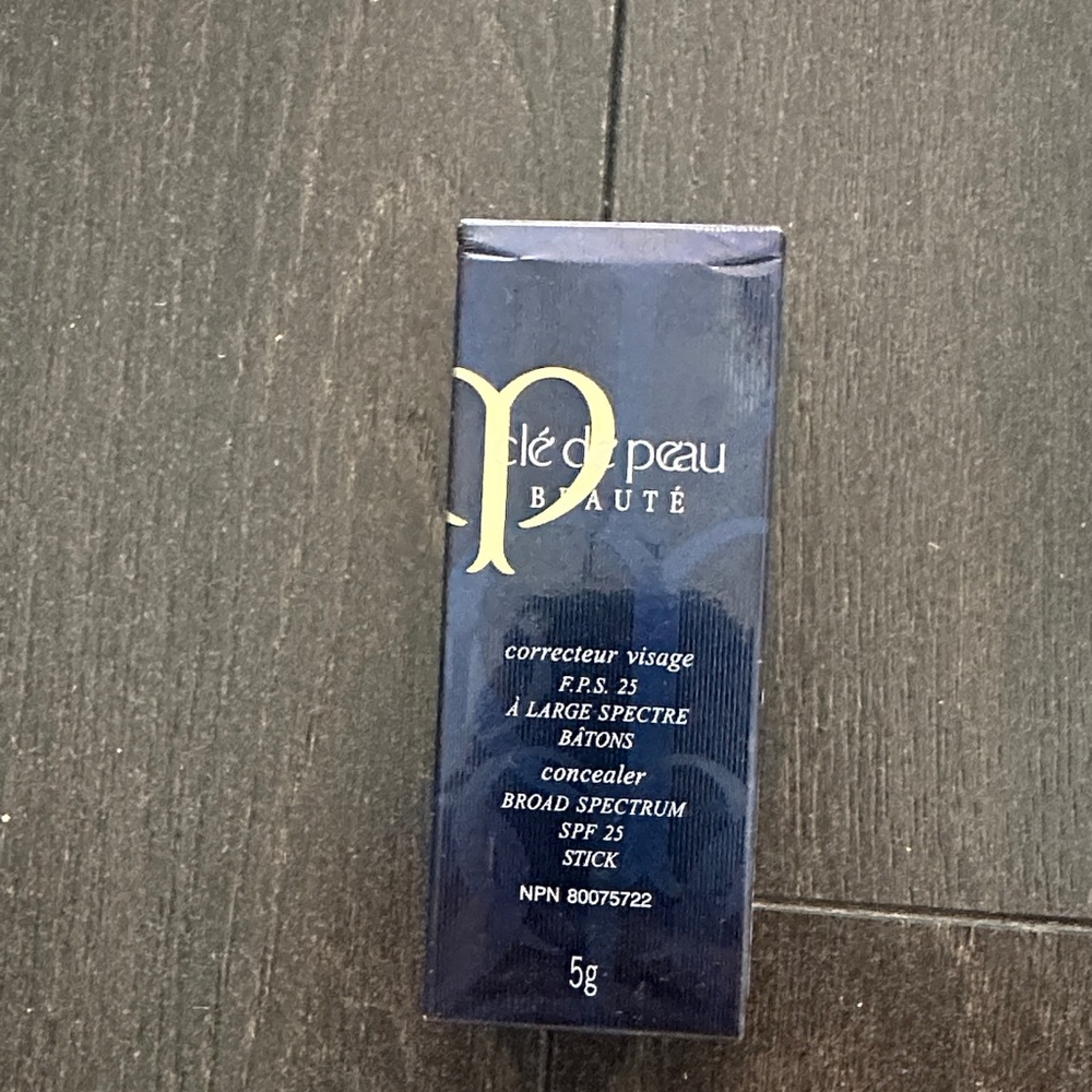 New with box clé de peau Beauté Concealer Box in shade ocre / ocher